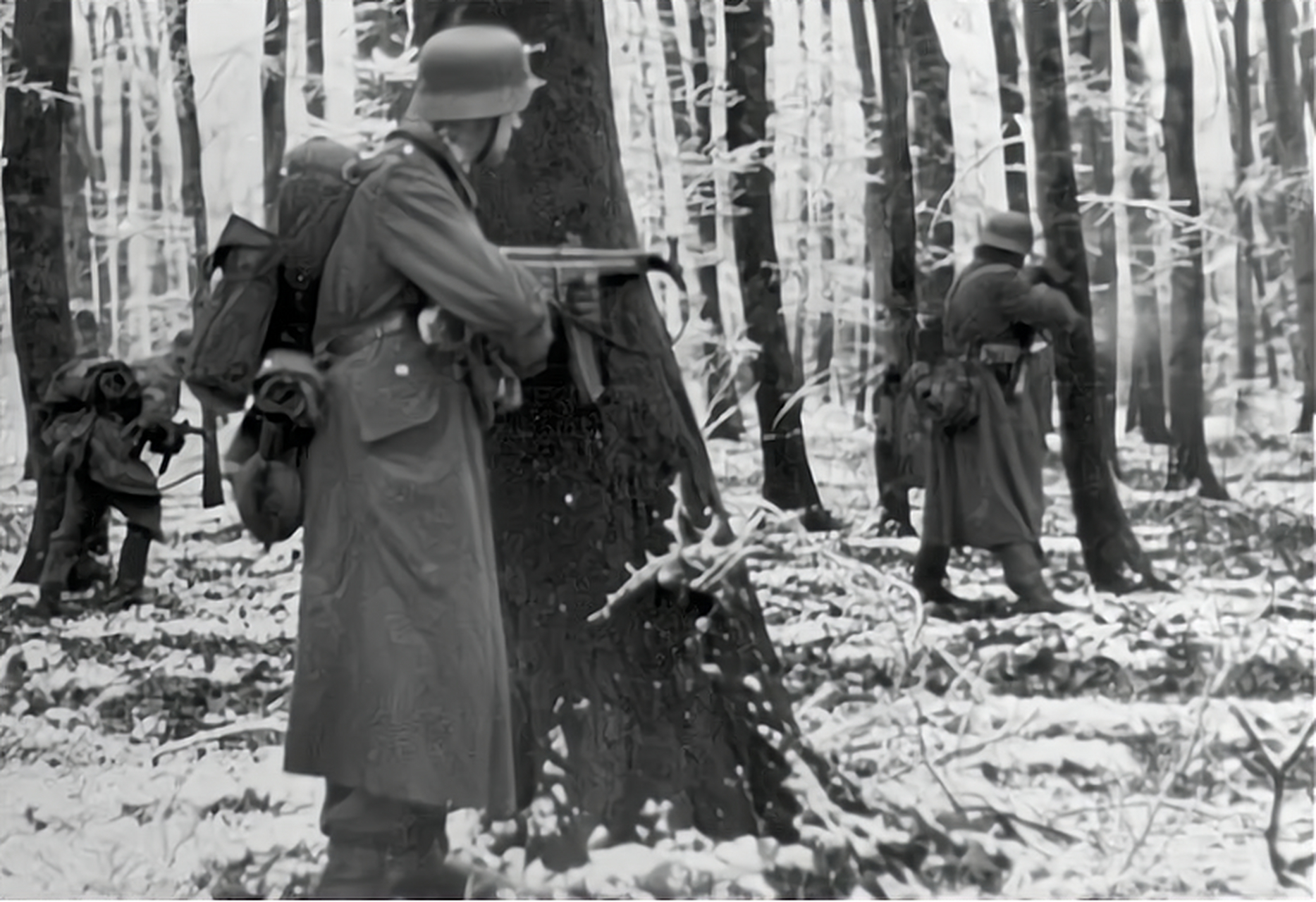 阿登战役#二战德国历史 1944年末阿登战役期间的德军士兵,他们正在