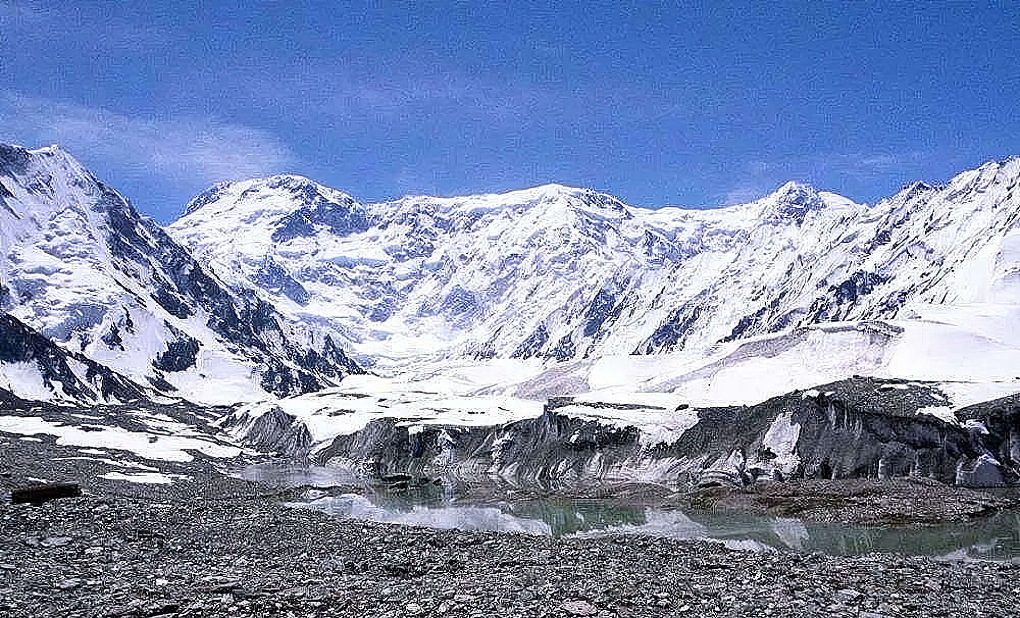 新疆温宿县有天山最高峰—托木尔峰,海拔7443米,夏天是避暑胜地