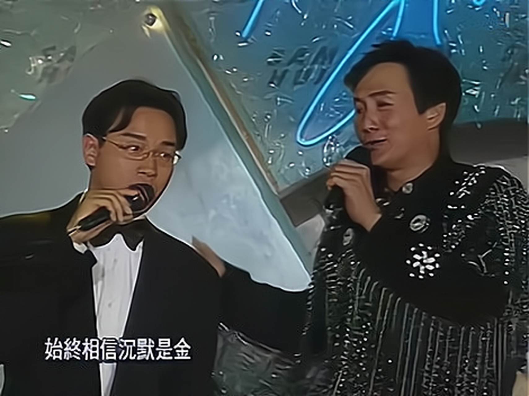 不朽经典 许冠杰张国荣演绎《沉默是金》 夜风凛凛 独回望旧事前尘