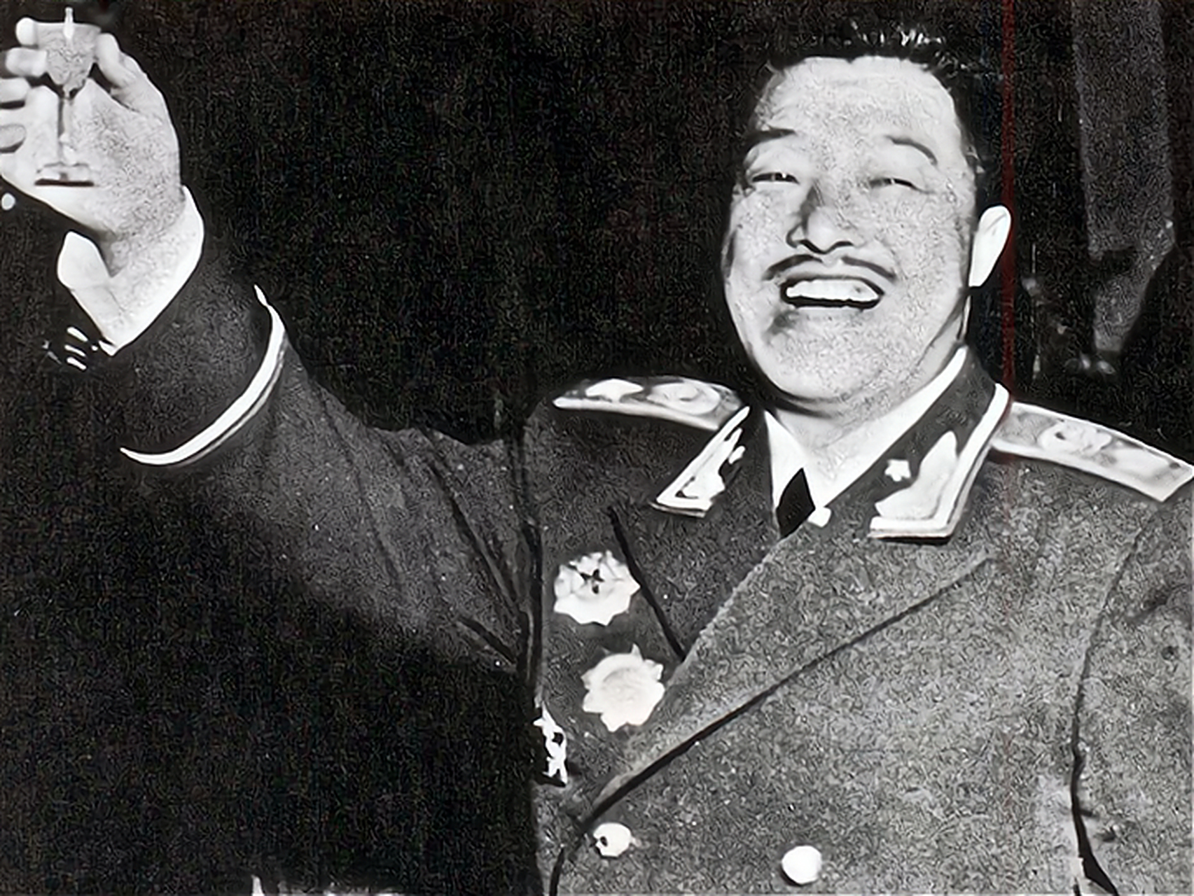 照片中的贺老总,身穿一件浅蓝色的衬衫,一条深蓝色皱皱巴巴的裤子