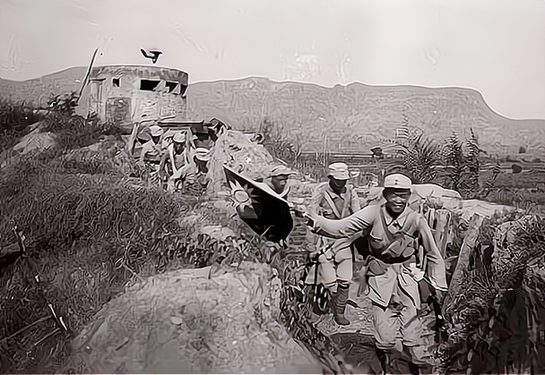 1934年,在反围剿的战争中,红军营长张震在检查防御工事时,突然听到不