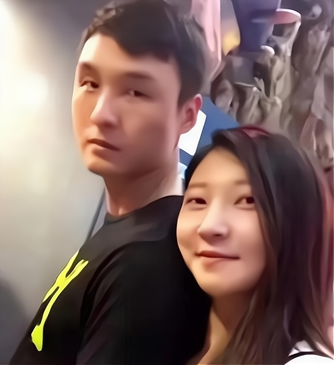 2019年,王暖暖在泰国经历了一场死里逃生的悬崖惊魂