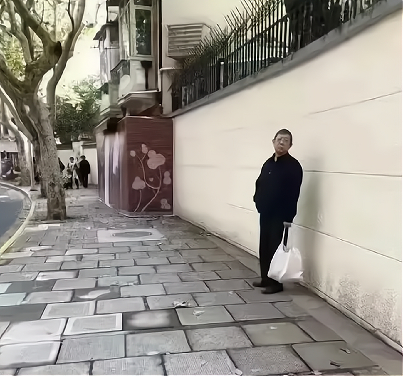 这是2018年退休后的上海前市长杨雄,外出购物被路人偶遇的照片.