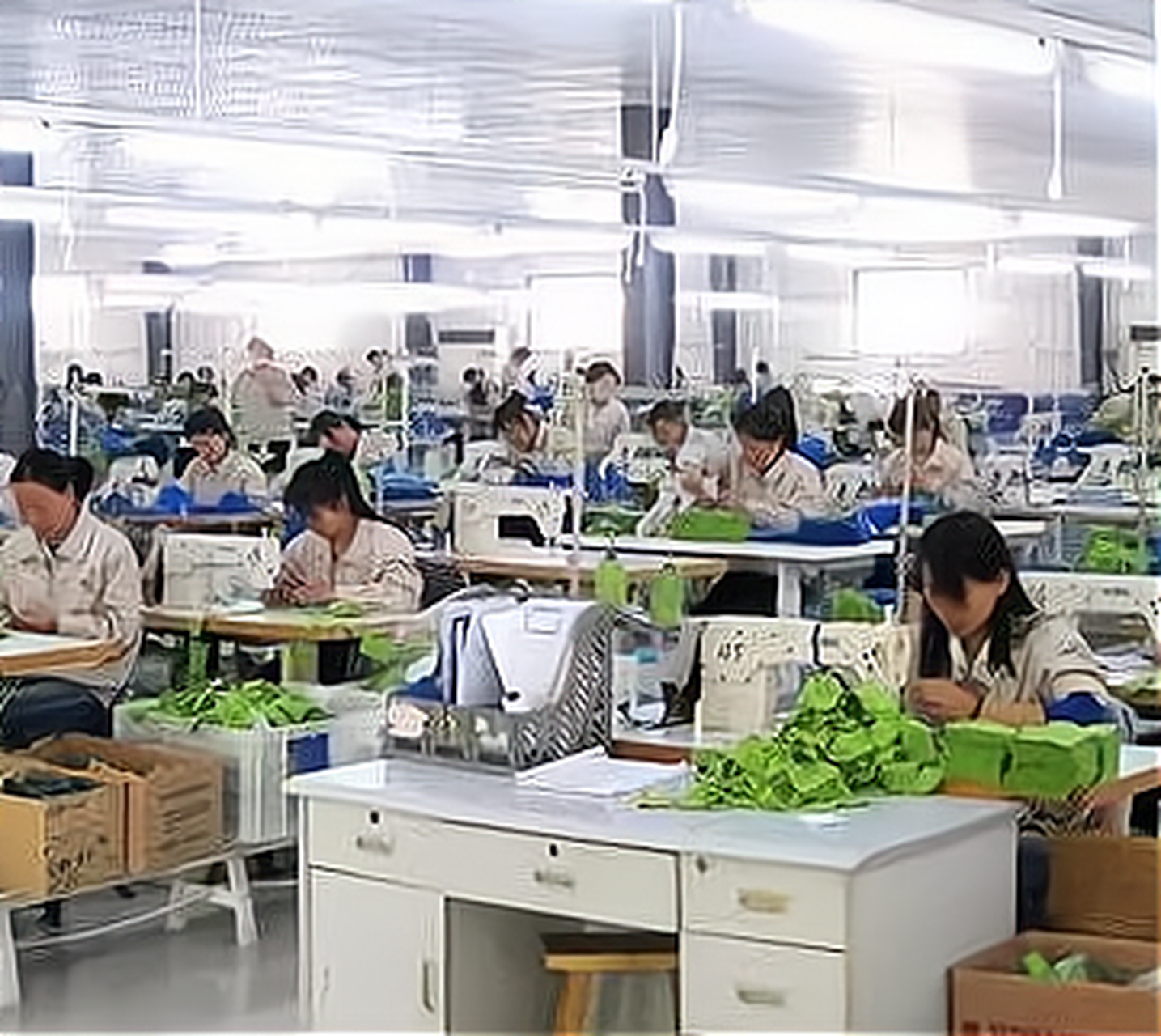 秦某是一家工厂的制衣车间主任,身为一个有家庭的男人,却对在招工时