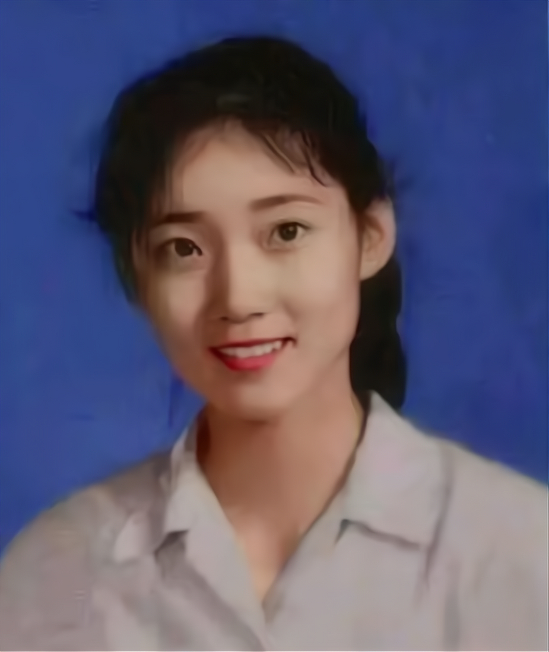 1987年,就职于甘肃电视台的李修平,镜头前的她青春靓丽,十分耐看,曾有