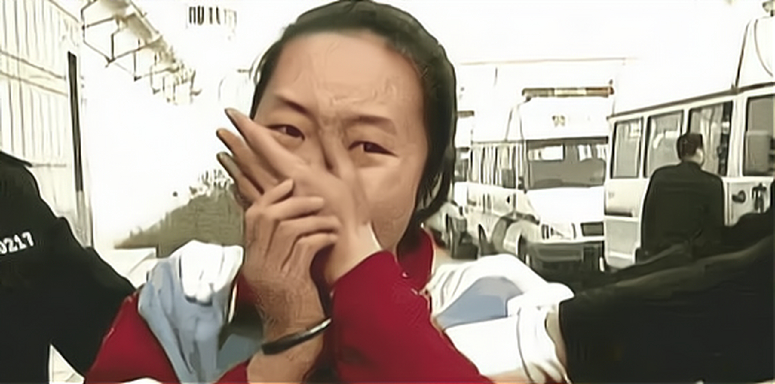 2007年,被判死刑的郭爽听到一条消息后,伤心地落下了眼泪.