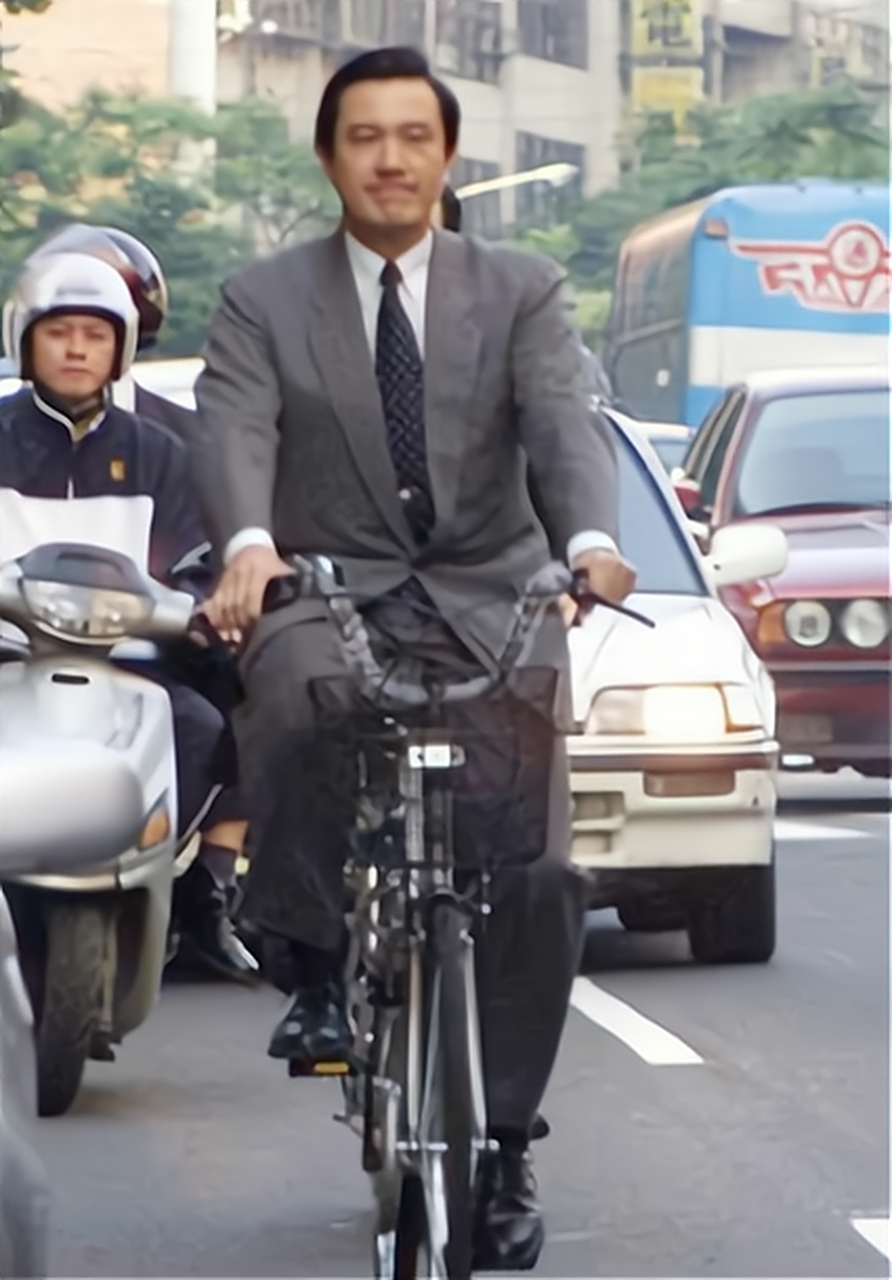 图一是马英九的毕业照,他继承了父母的良好基因,不仅头脑聪明,长得还