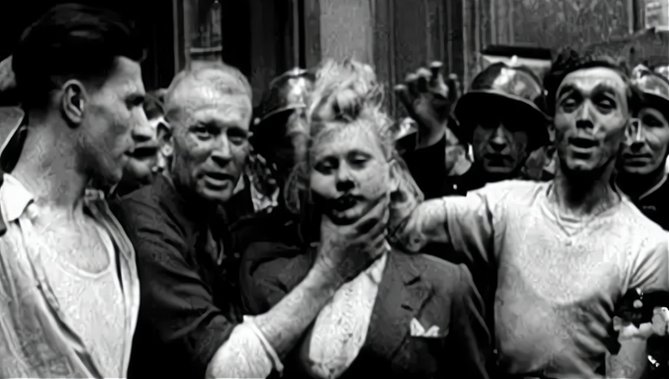 二战期间,一些法国女人为了自保和入侵者走得很近,她们不仅出卖美貌