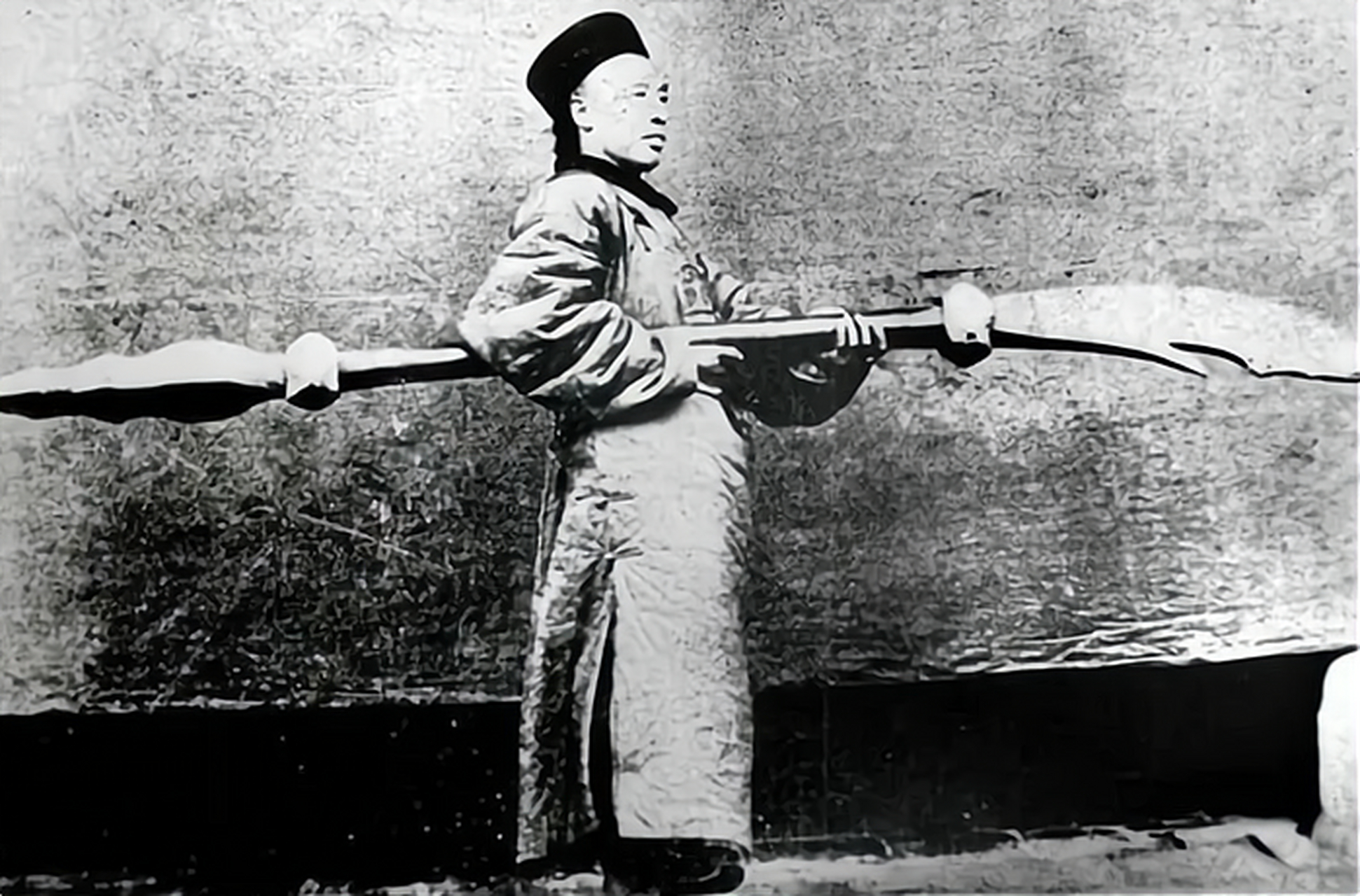 清朝的武举人,拍的一张照片,据说他手里的武器有83公斤,不仅可以举起