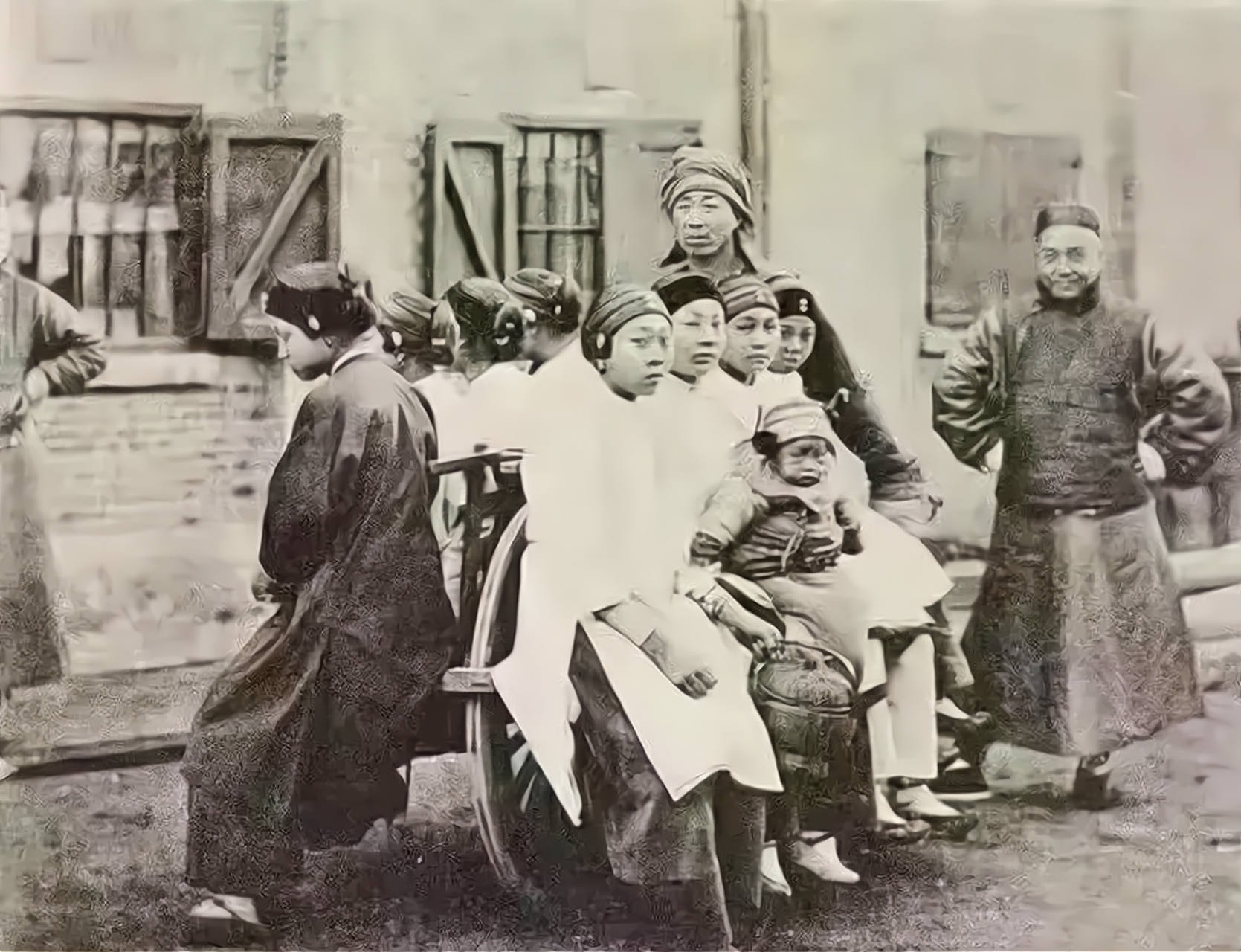 清末一男人带着八个老婆逛街?这是什么神仙操作?