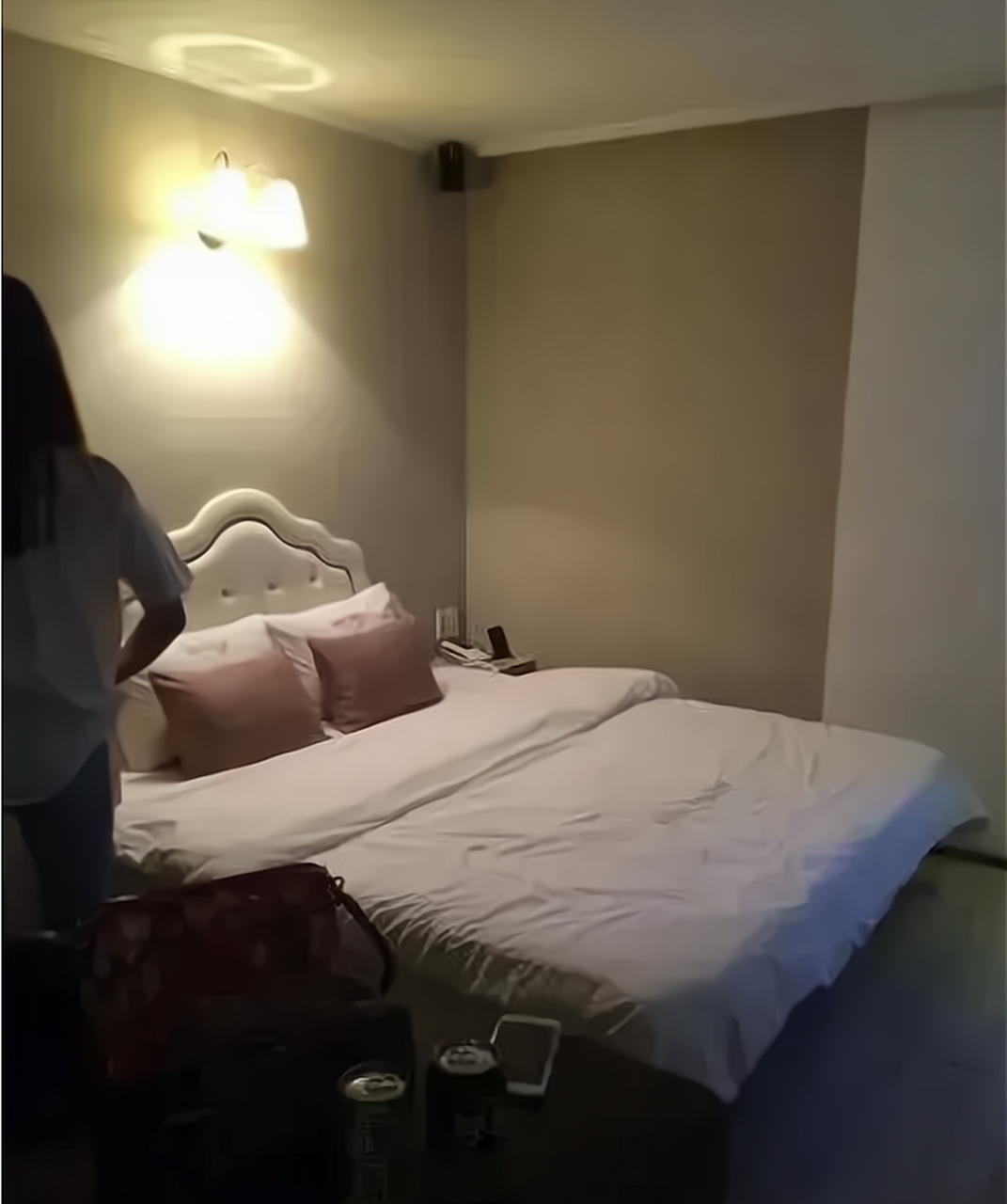 凌晨0时半左右,高女士和丁某走到酒店的528房间,并自愿发生了关系.