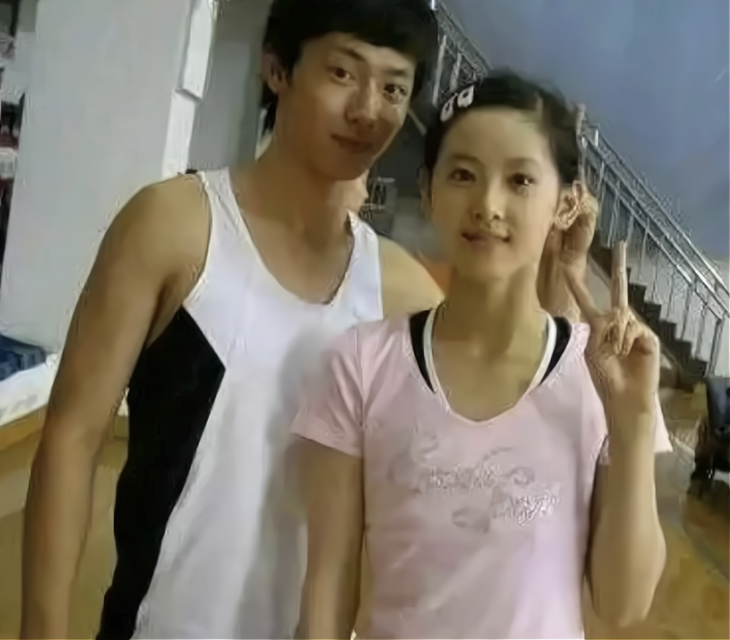 能够看得出来,章泽天跟前男友的合照一点笑容都没有,跟谁在一起幸福