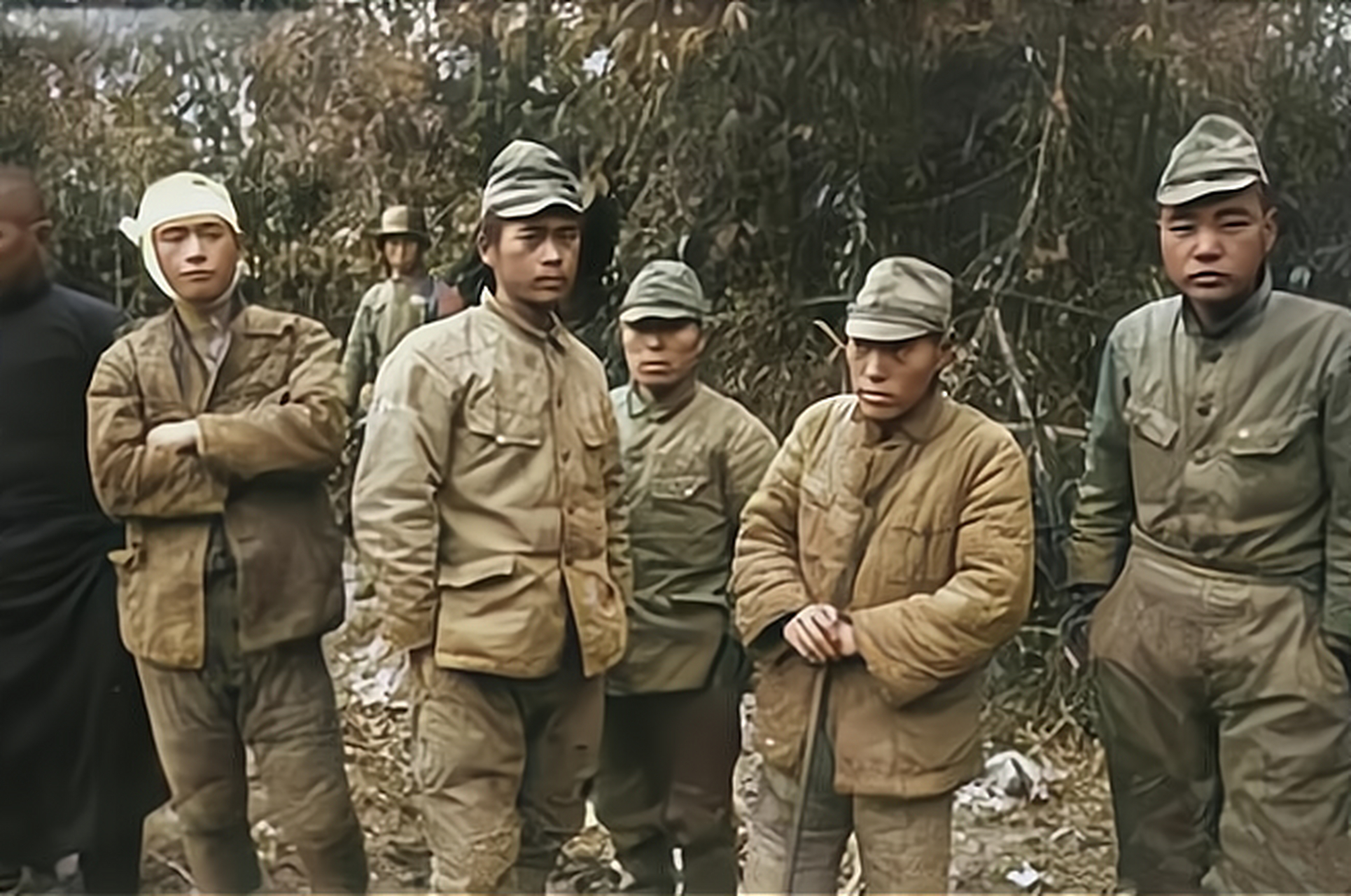 1943年,在常德会战中被俘虏的日本鬼子兵,一个个沮丧无精打采.