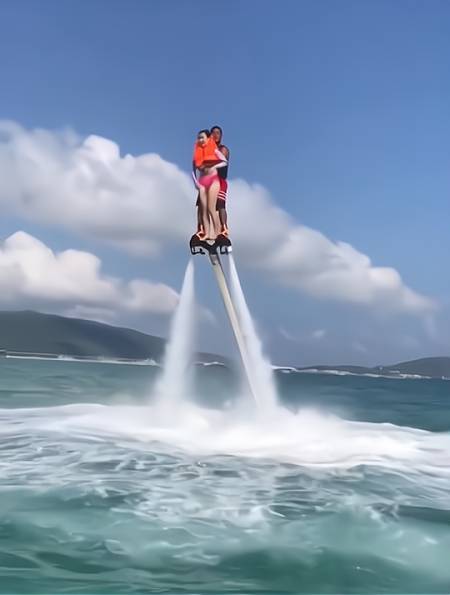 水上飞人教练太幸福了,怀抱美女玩着水,这样的工作我爱了!-度小视