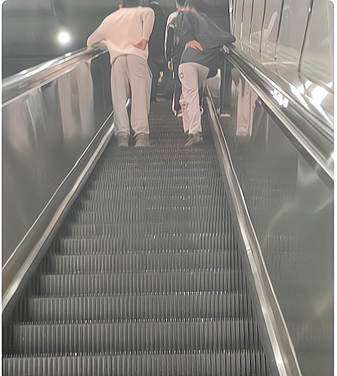 搞不懂男孩子走路为啥都要扶着腰呢?