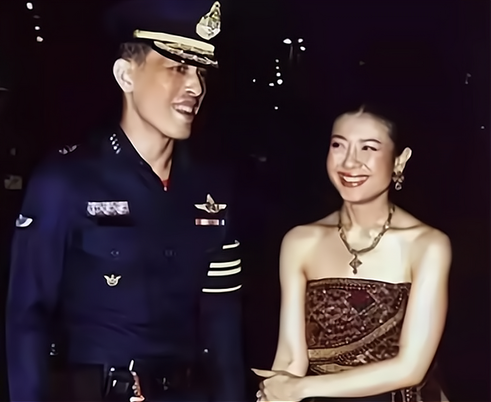 西拉米王妃罕见年轻美照,笑起来如同冰雪融化,宛如仙女般下凡