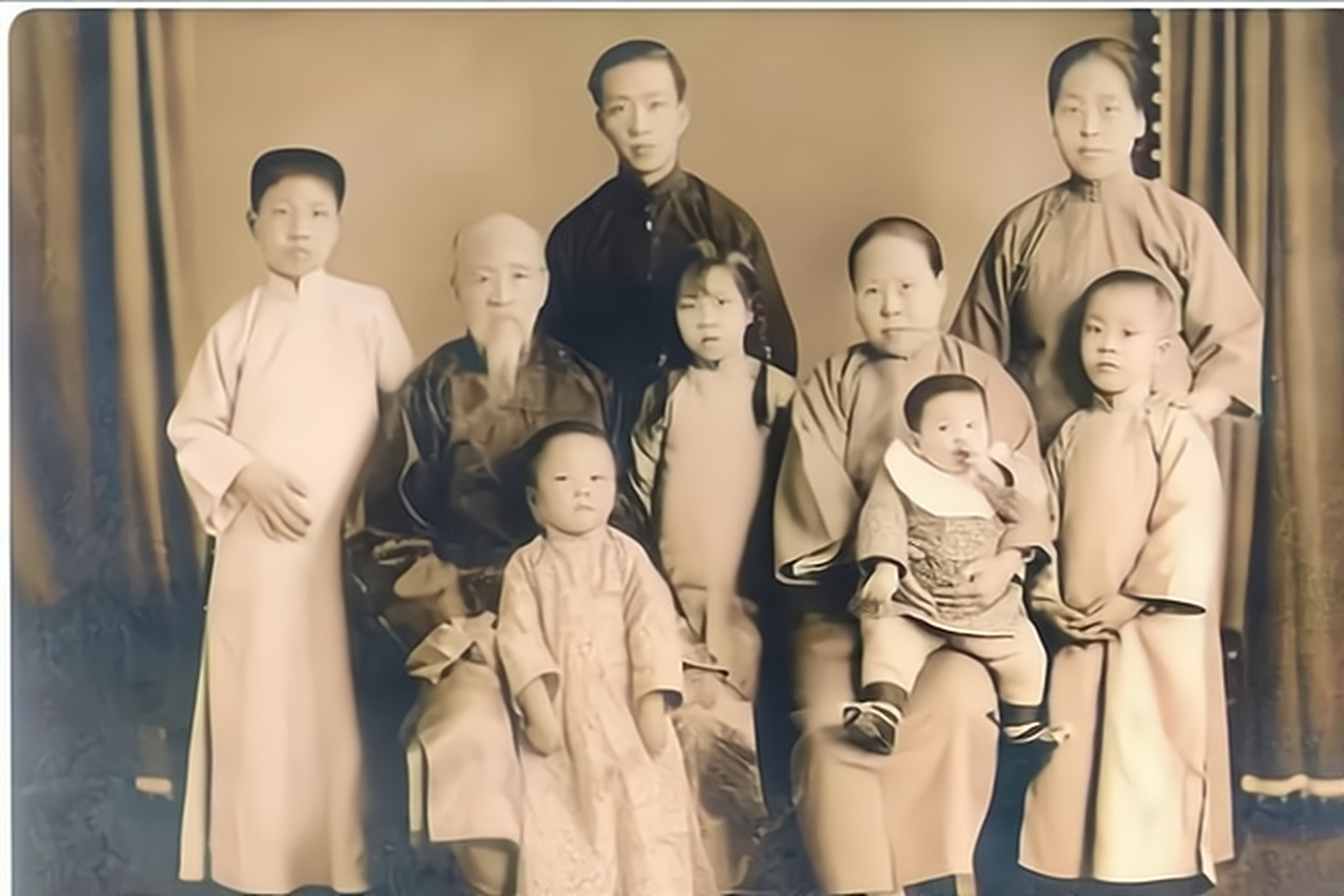 1922年,王国维的妻子因难产去世,留下三个孩子,丈母娘走过来说:"你把