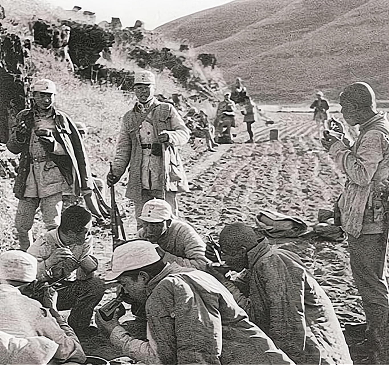 1934年,在反围剿的战争中,红军营长张震在检查防御工事时,突然听到不