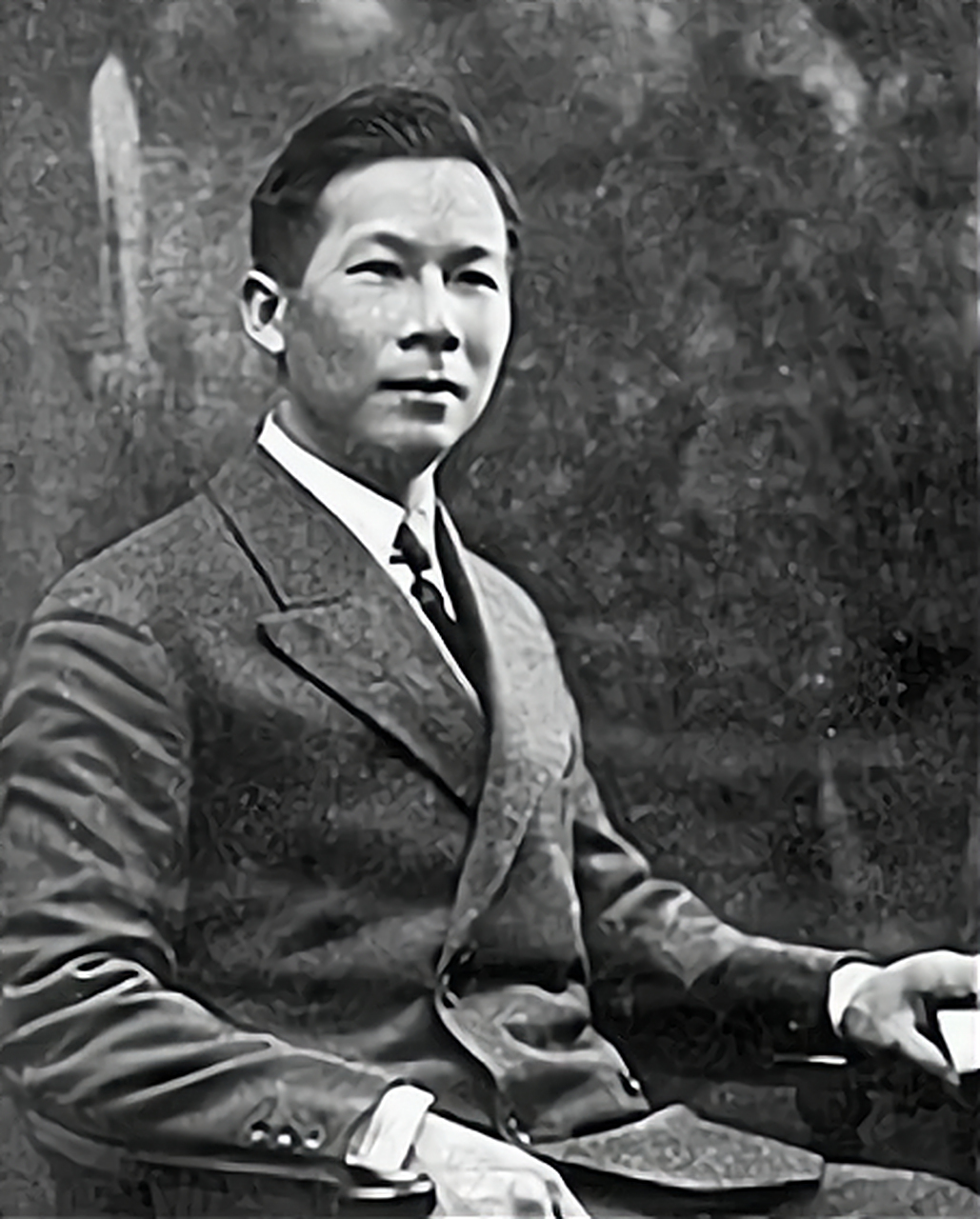 照片中这位英俊的男子叫刘纪文,是宋美龄的初恋情人,南京街头的很多