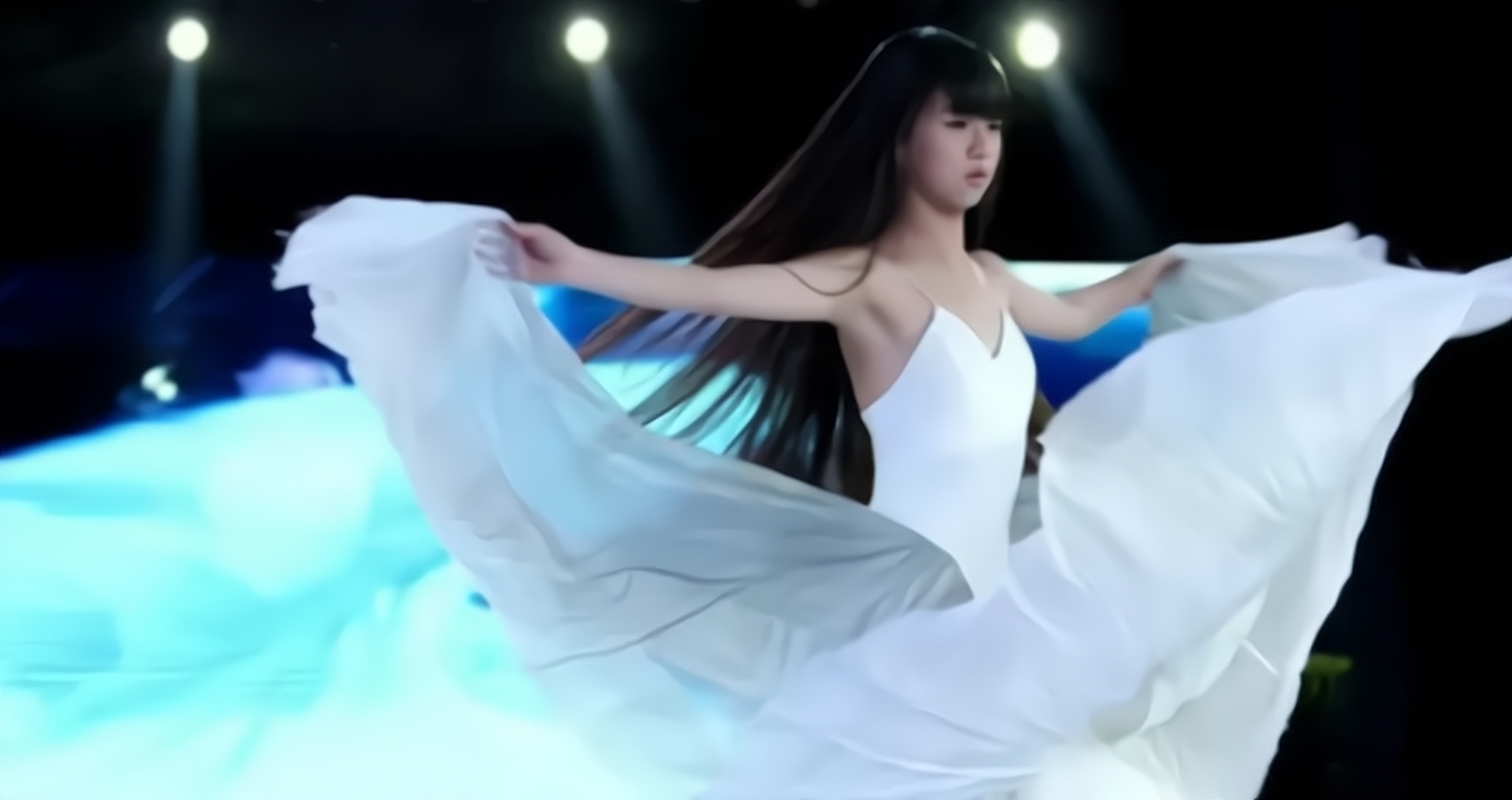 2014年春晚,冯小刚让小彩旗转了4个小时,一共8000圈.