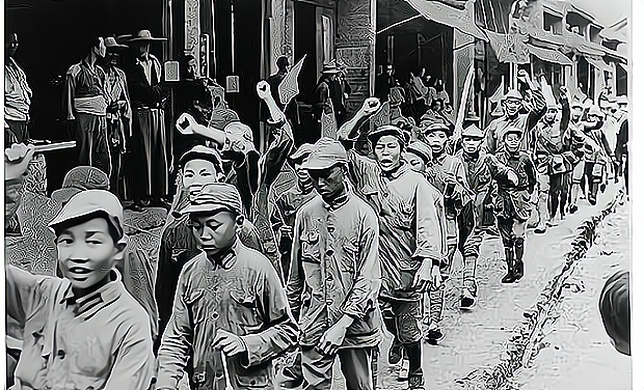 这张娃娃兵穿着远征军的棉服,脖子上挂着一个干粮袋,肩上有大水壶和