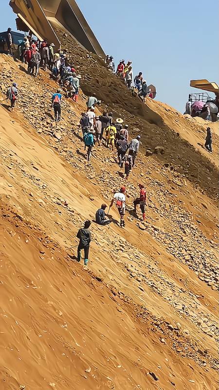 缅甸矿区记录,废石堆里捡翡翠,每个挖石人的财富梦!