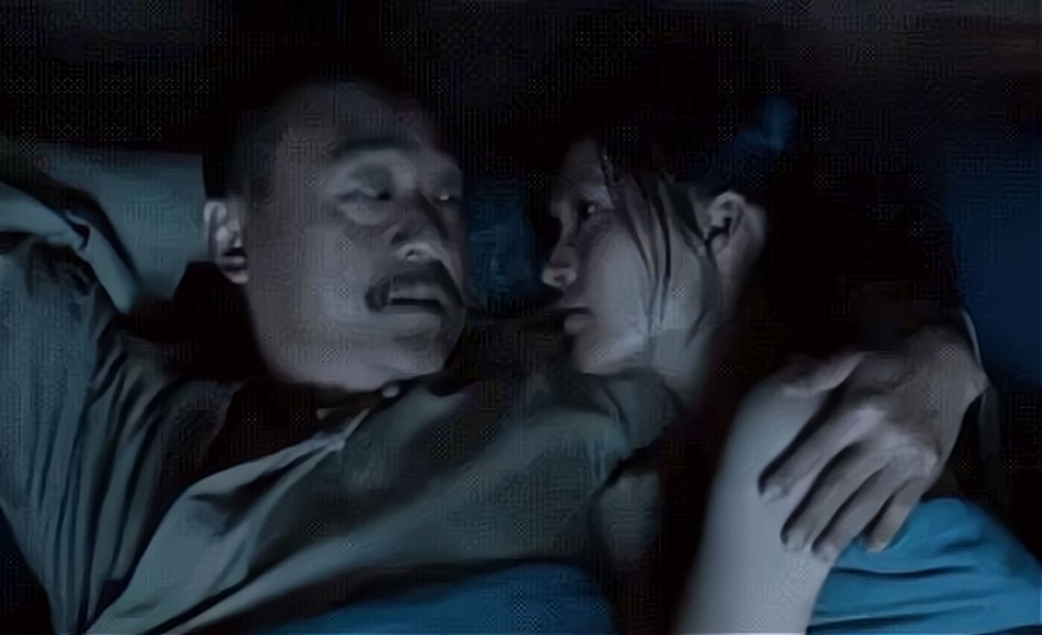 电视剧《白鹿原》拍摄期间,李沁与何冰躺在床上拍一场大尺度的戏.