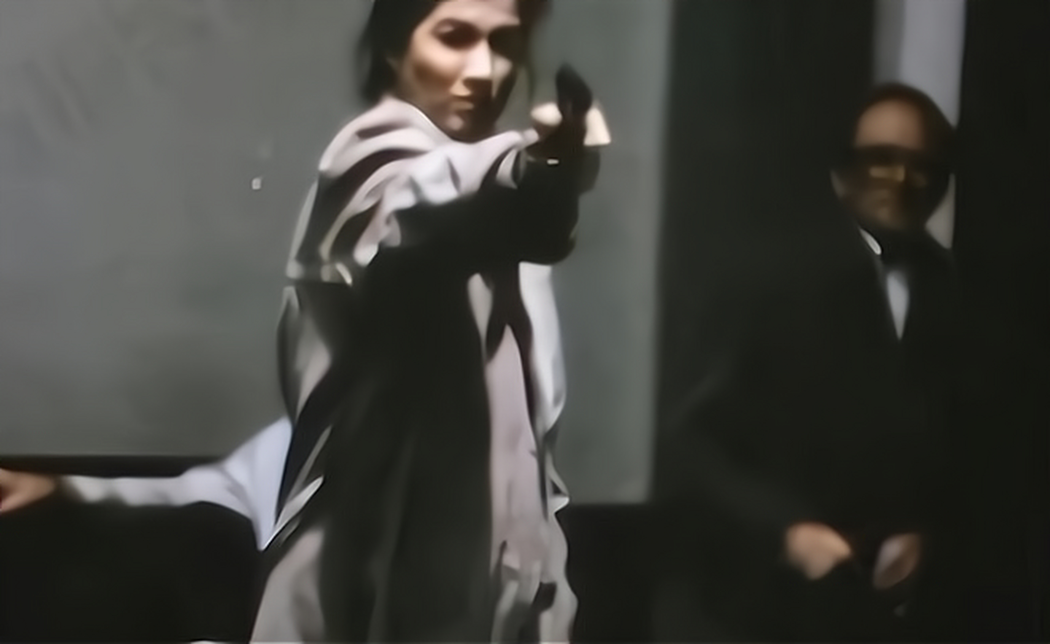 1981年,一名叫玛丽安的女子在法庭上,对着罪犯连开8枪,对方应声倒地