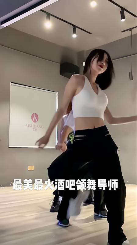 最美最火酒吧领舞教练动感扭胯舞舞姿优美人更美