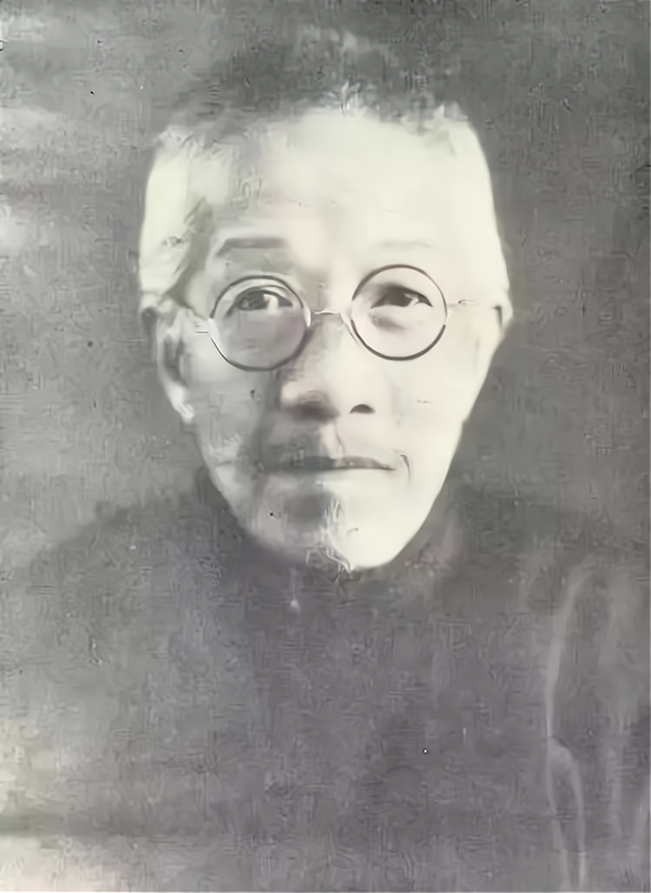 黄侃父亲之友张之洞推荐他去日本早稻田大学读书,黄侃在那里他遇到了