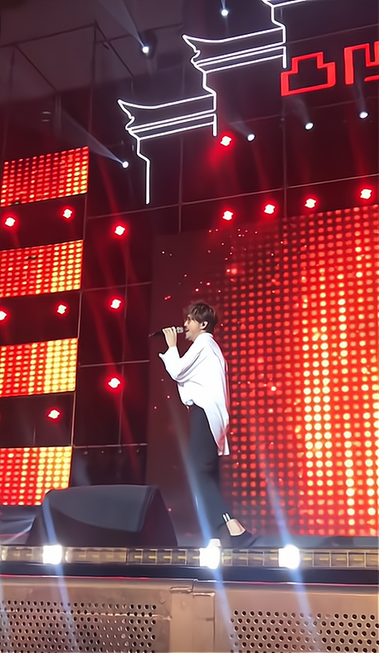 周传雄 他只是生病了退出而已,他是情歌教父,是一个时代的记忆,怎么能