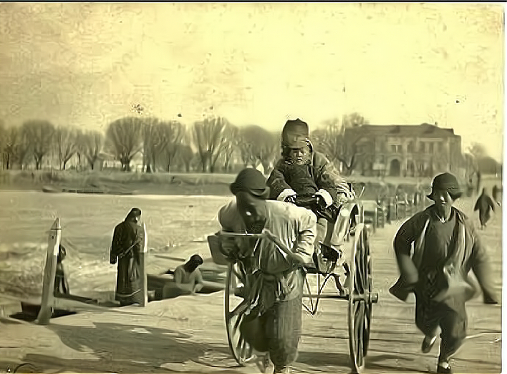 旧社会坐人力车的规矩,主人坐车,仆人跟着车跑.