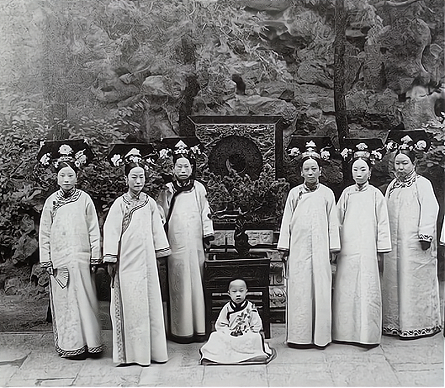 清朝皇族老照片:慈禧太后照镜子梳头,5岁小皇帝席地而坐