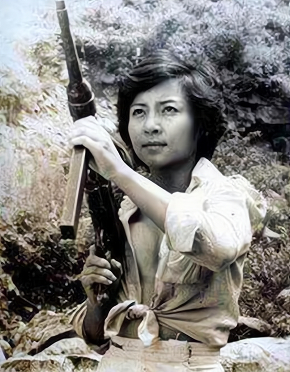 1979年,老山前线的一位我军士兵正在押解一名越南女战俘回营地.
