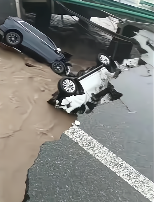 哈牡高速桥梁坍塌,两车落水被困,伤亡不明!暴雨太猛烈