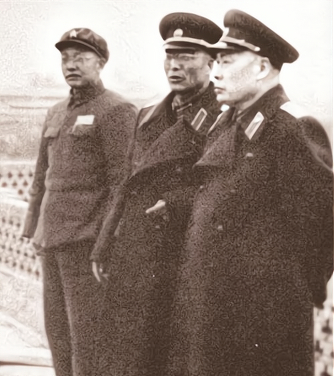 韩练成潜伏国民党6年,张治中给他一张旧报,他悟出危机逃离虎口 其实早