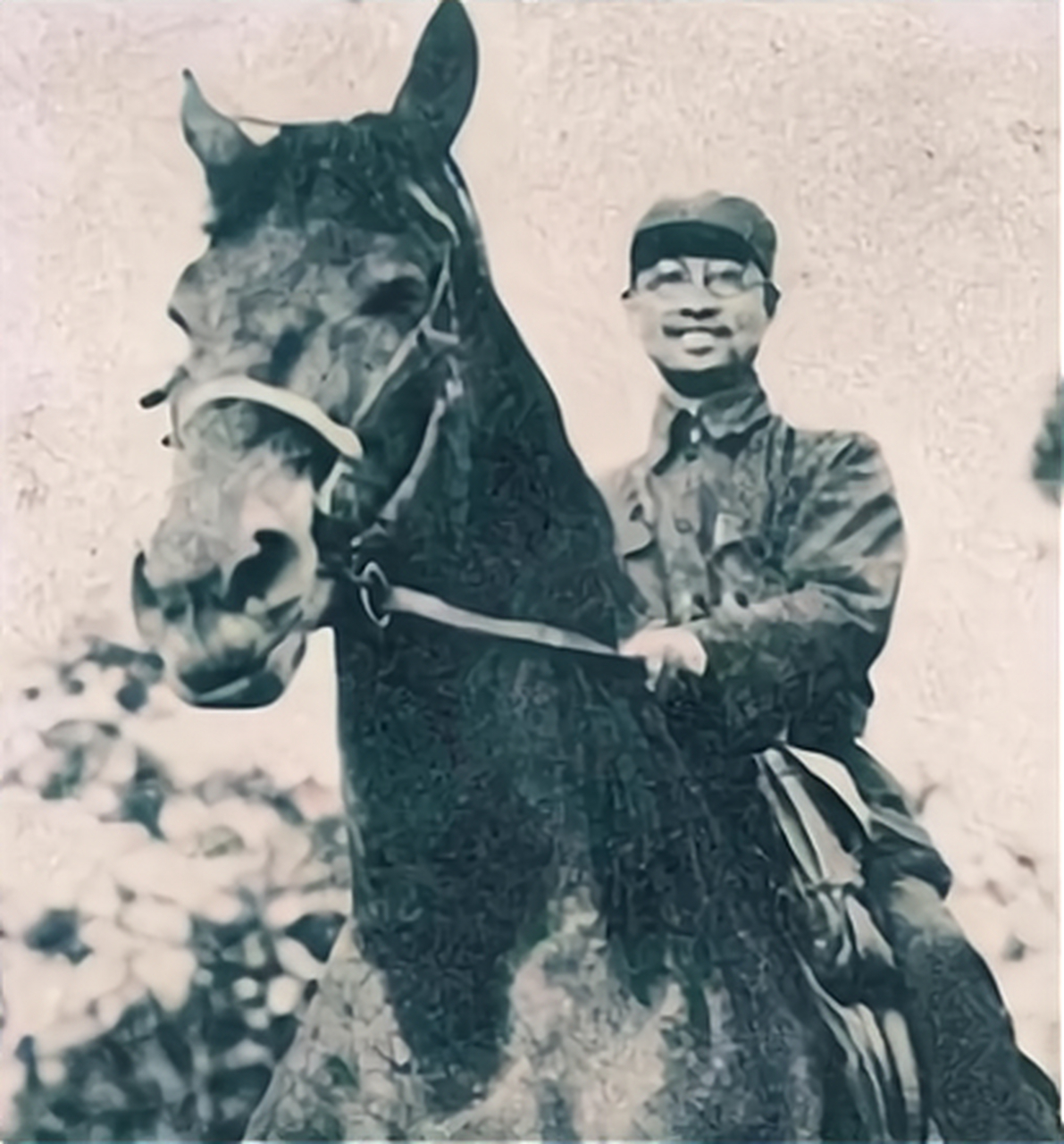 开国大将陈赓将军骑马照片真的帅气无比!