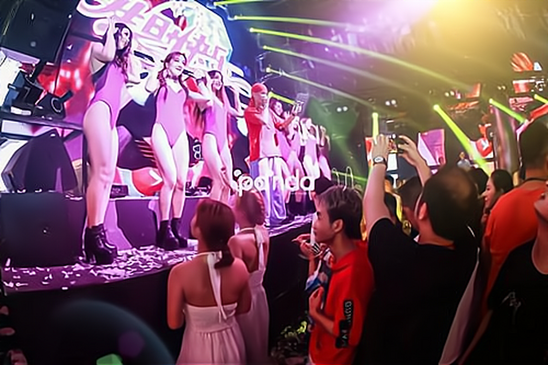 成都339的panda club酒吧,气氛场次差不多有料的音乐现场,强悍的灯光