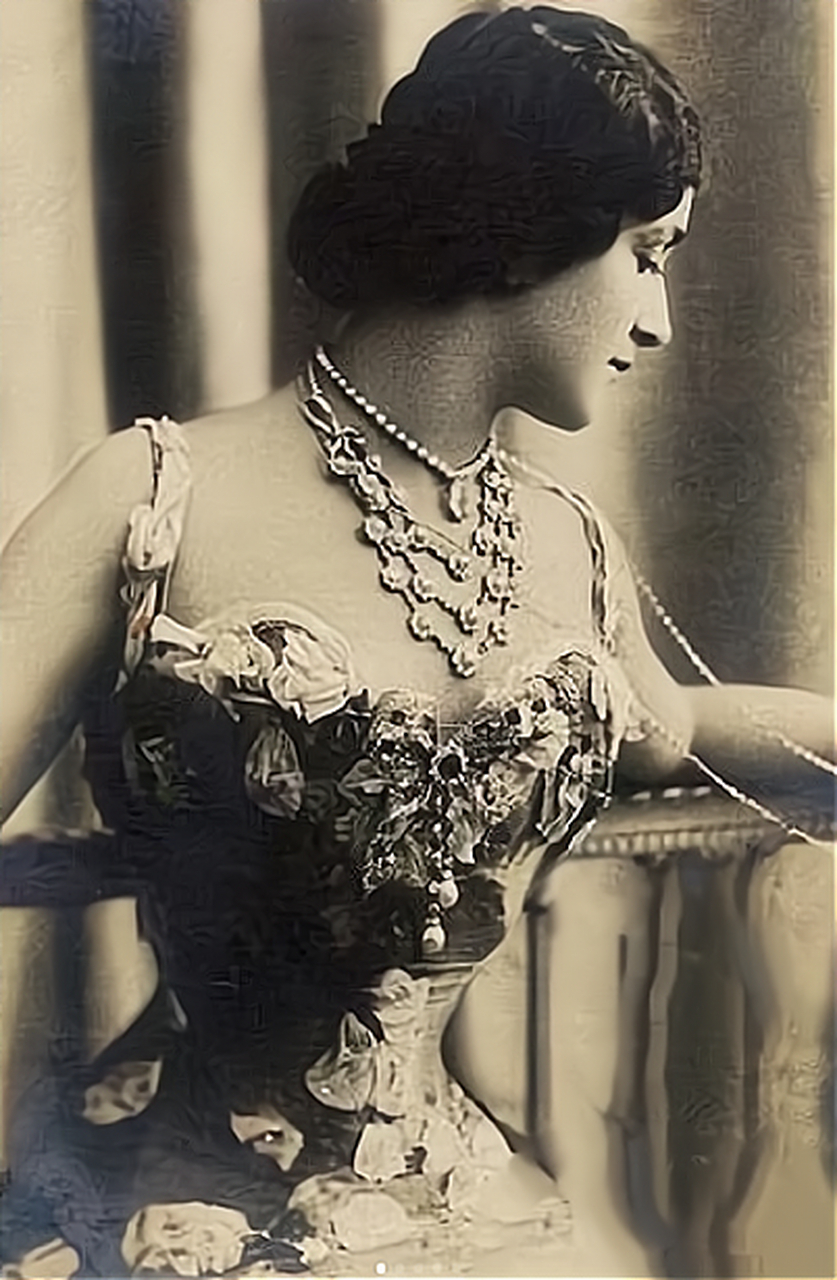 束腰源自中世纪的欧洲,当时的人们十分推崇小蛮腰.