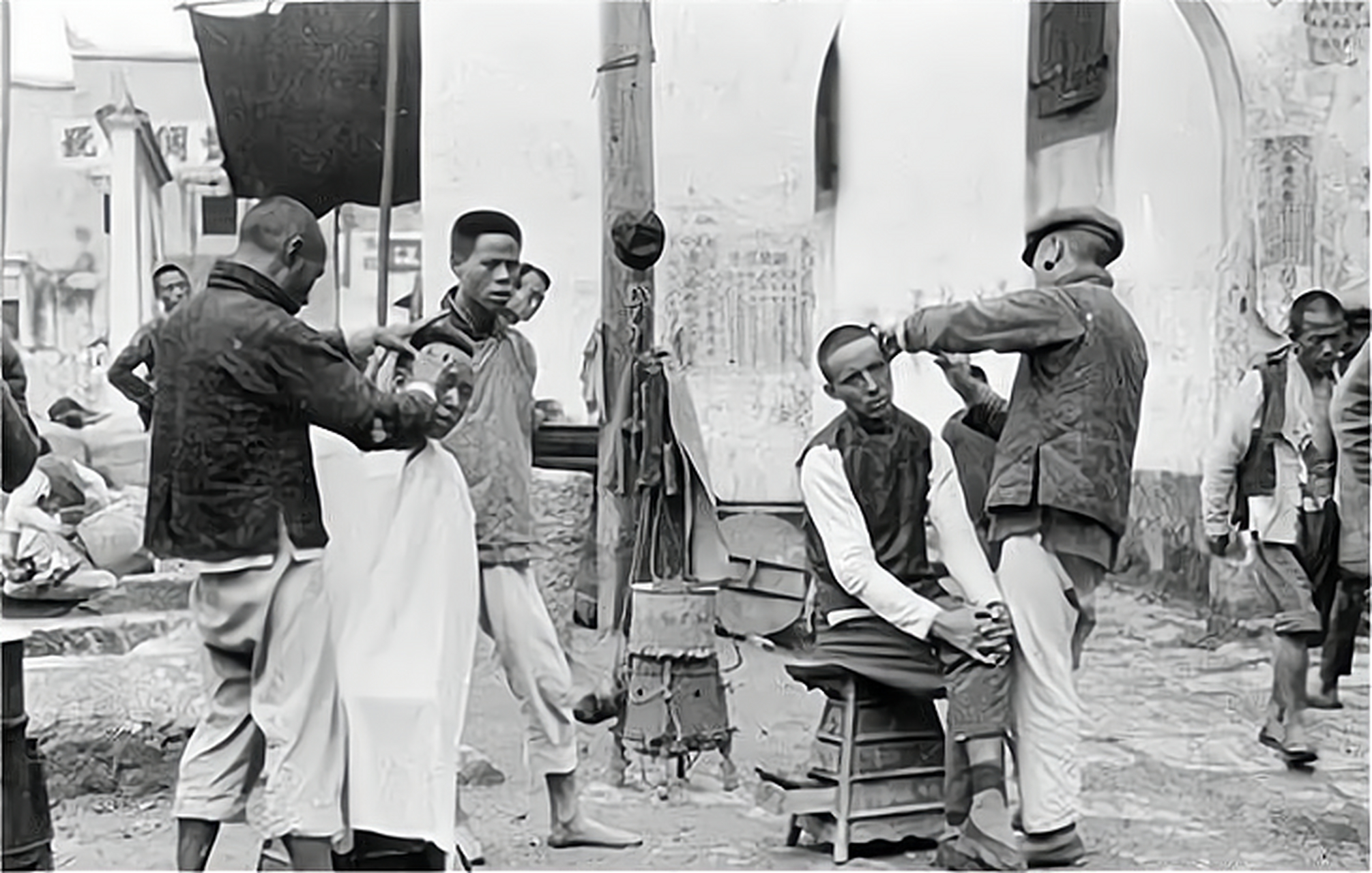 一张老照片,带你走进湖北宜昌街头的理发摊.