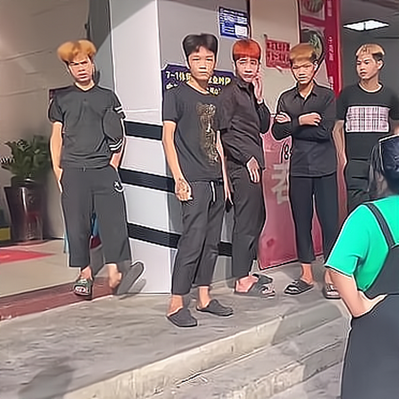 现在的小年轻啊,怎么都是一样的装扮啊