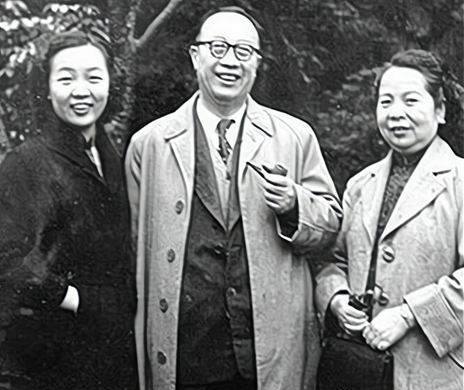 1974年,梁实秋和妻子程季淑在街边漫步,忽然梁秋实的鞋带散开了,程季