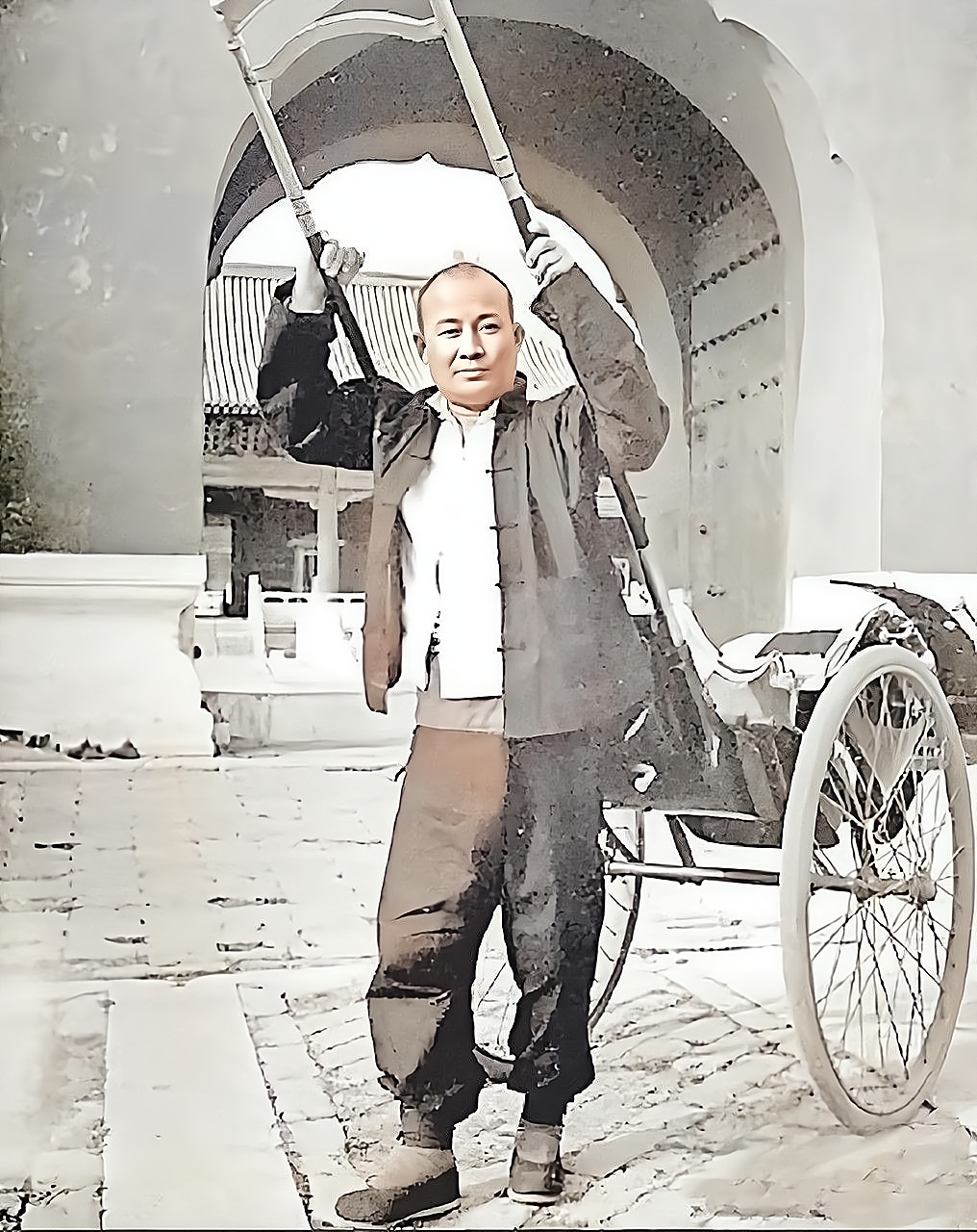 民国时期,克勤郡王的最后一位晏森拉车照,这在他的人生经历中是没有的