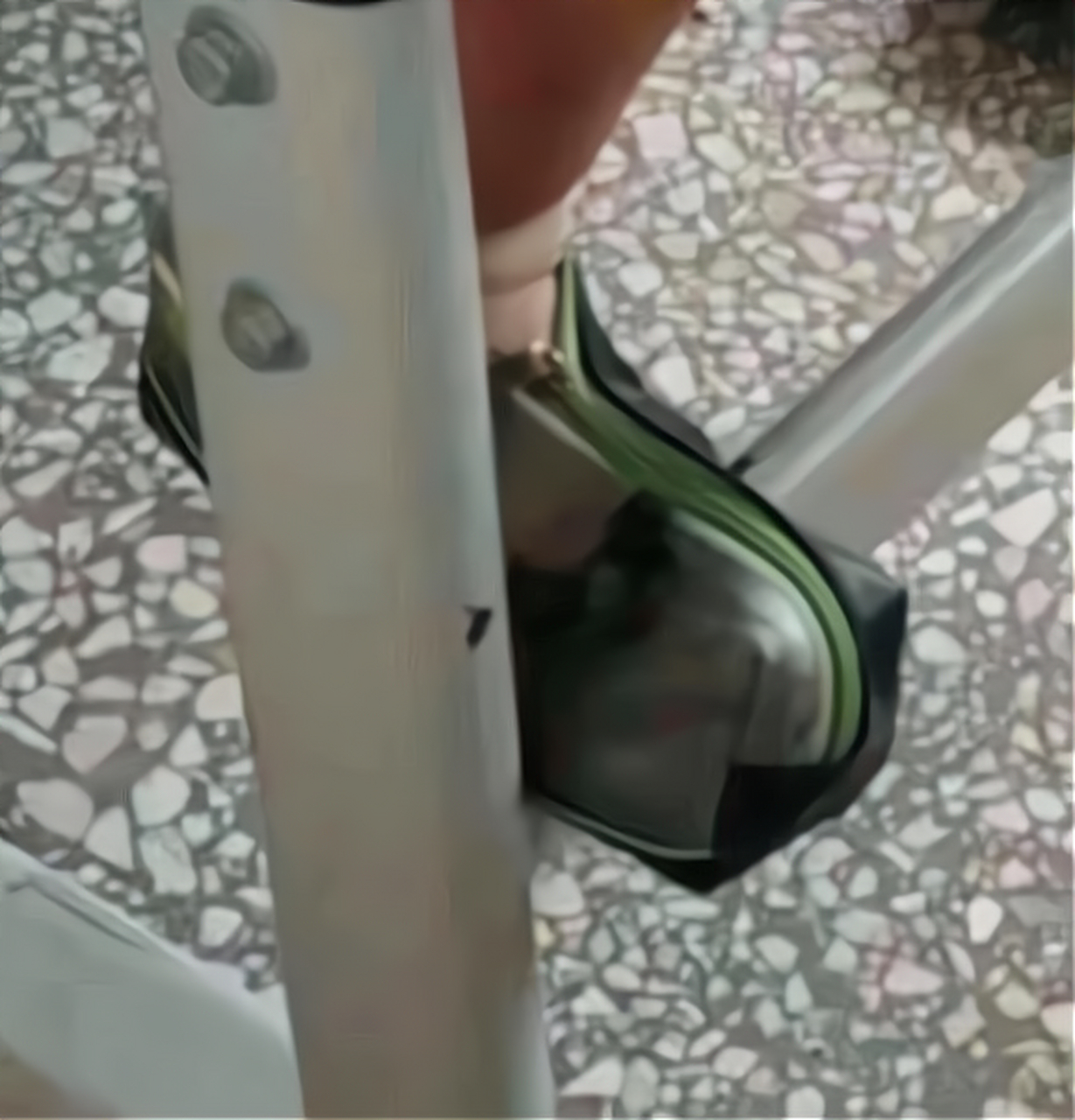 当女生的一只鞋子被跑丢了,这场面,就着实有些尴尬.