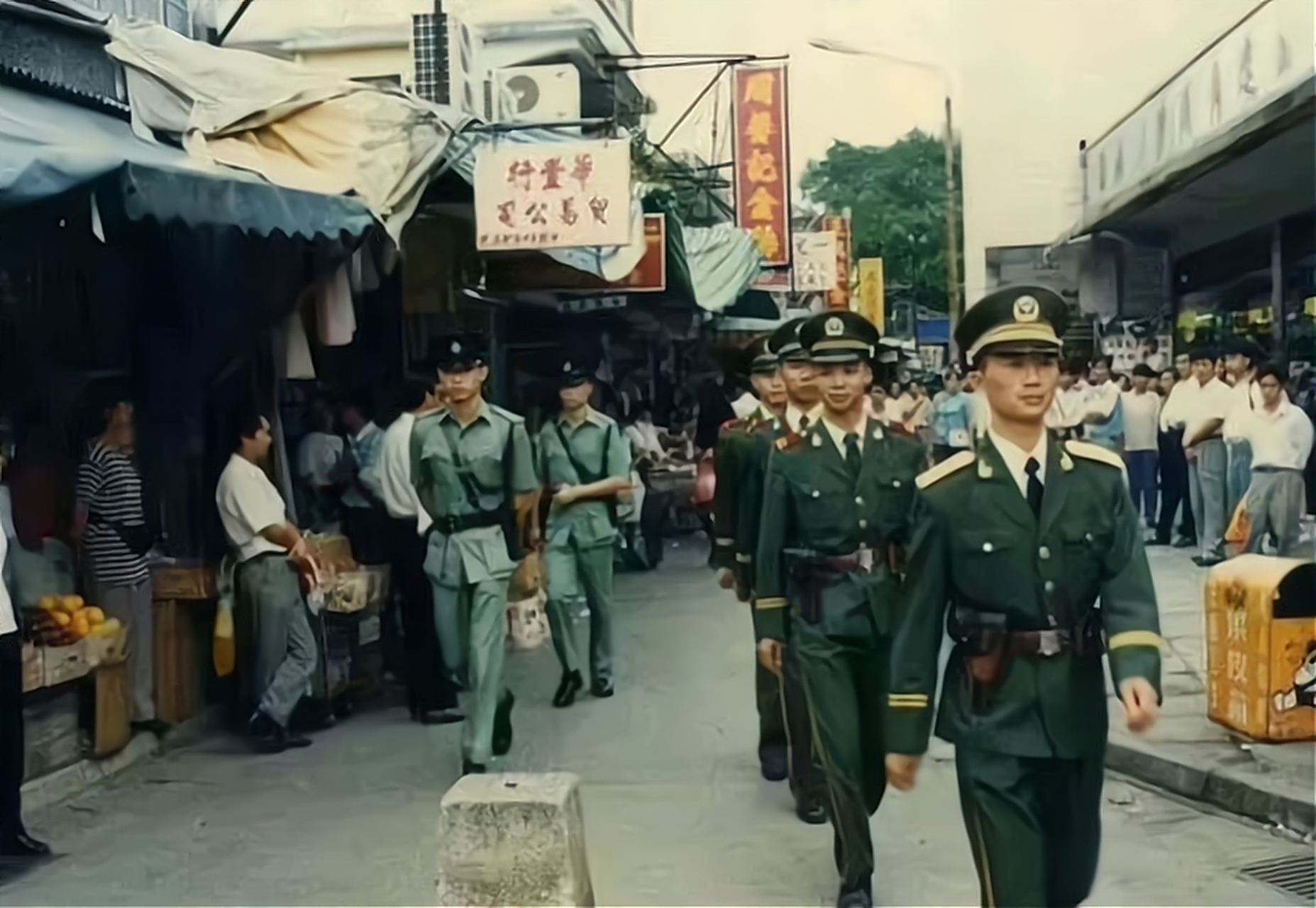90年代,香港警察与大陆公安同时在中英街上执勤的场景.