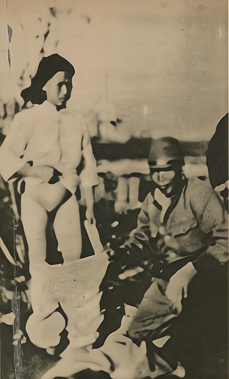 1937年,南京!魔鬼逼女孩脱裤子和他合影! 耻辱!