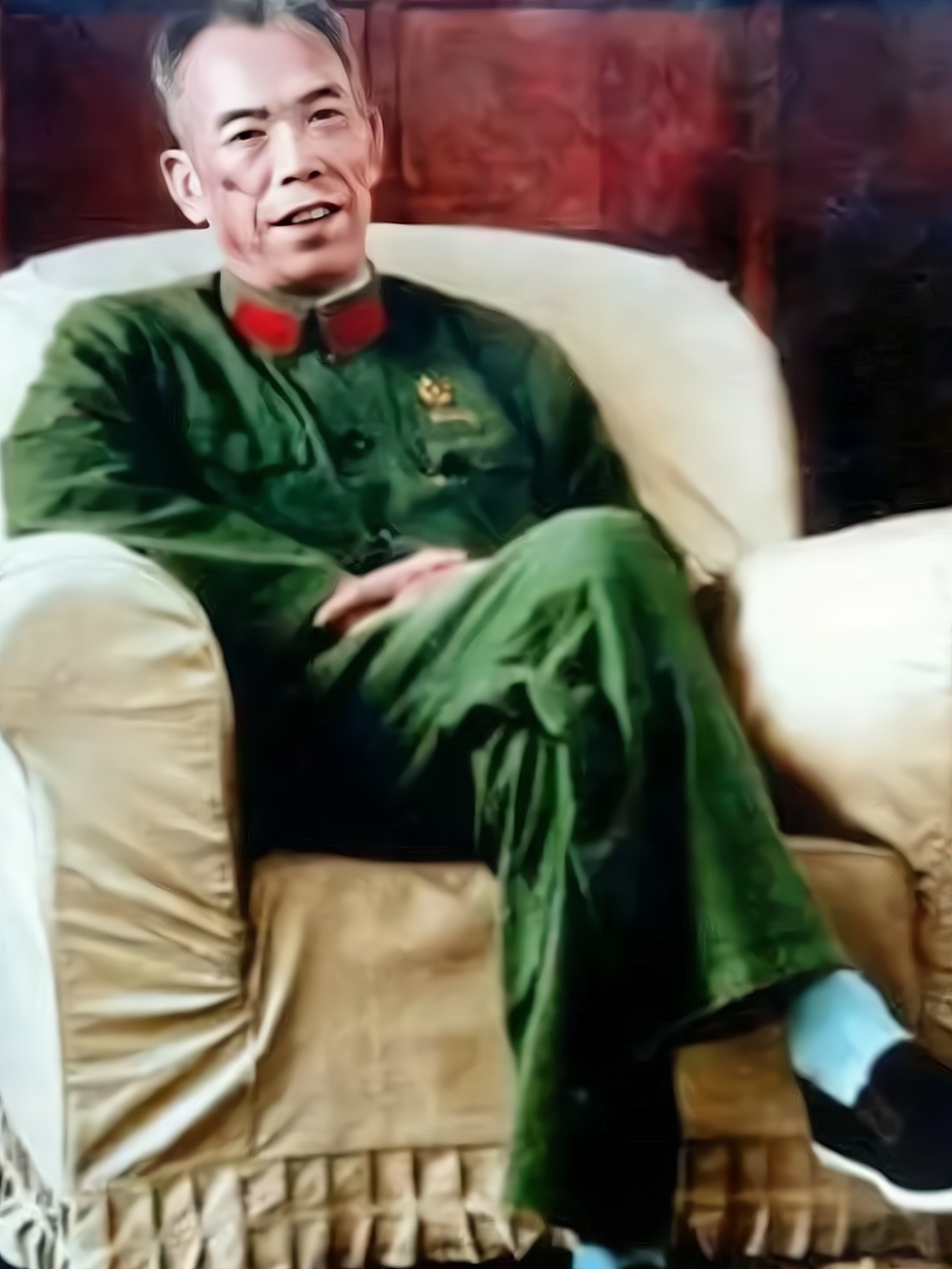 1983年,70岁老将军梁兴初坐在自家沙发上的照片.