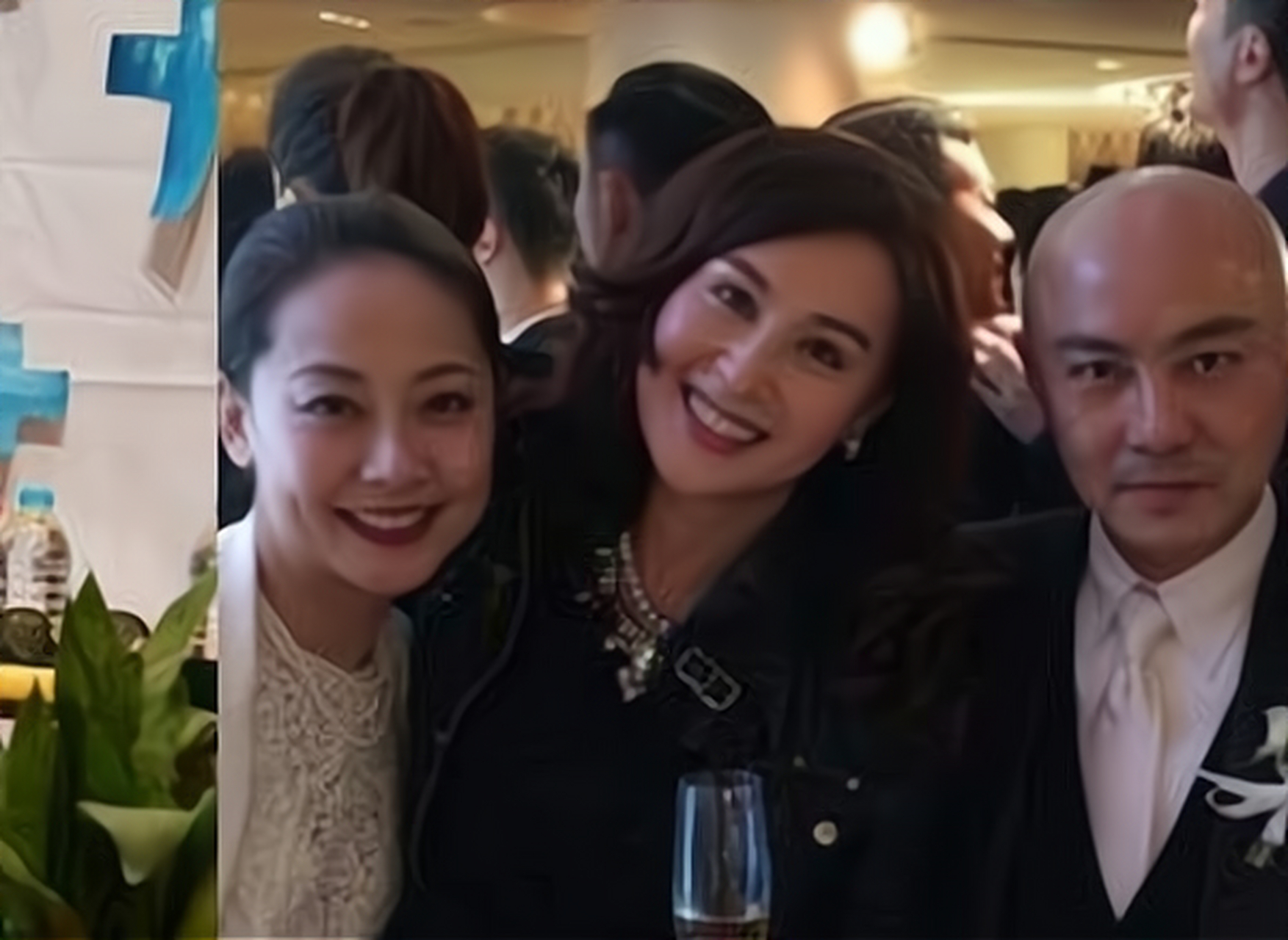 有一次,张卫健在拍戏时把手给摔断了,当他做完手术醒来的时候,女友