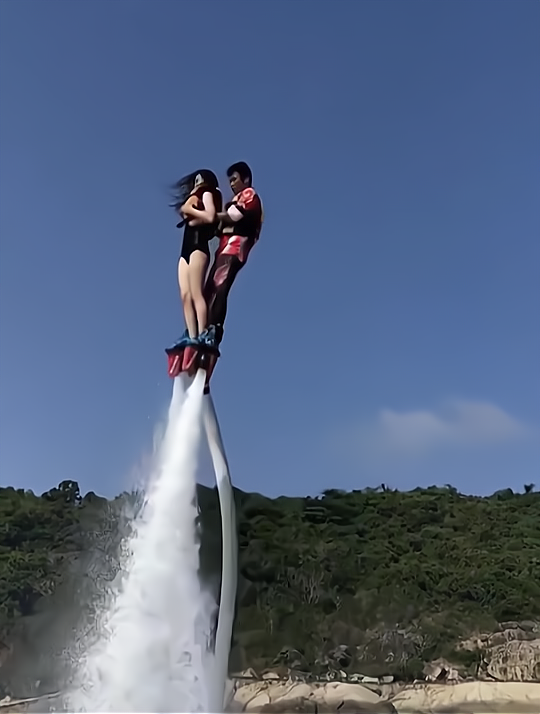 水上飞人太幸福了,怀抱美女玩着水,这样的工作我爱了!