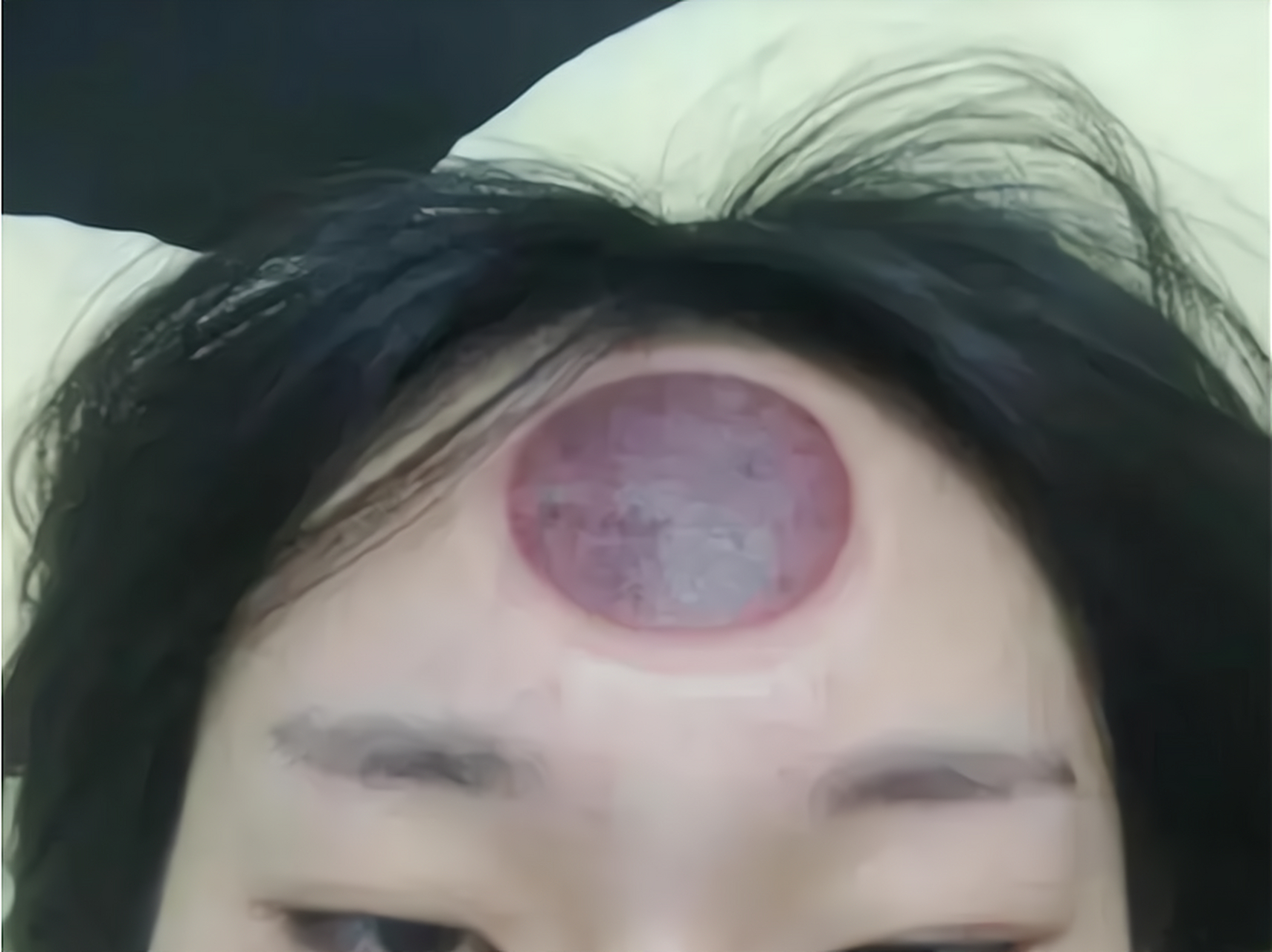 这姑娘印堂发黑,不宜出门啊